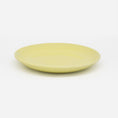 Bild in Galerie-Betrachter laden, Set-Bestandteil Katzenteller gelb aus Porzellan in Größe 18 cm – Ansicht von schräg oben (180)