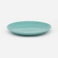 Bild in Galerie-Betrachter laden, Set-Bestandteil Katzenteller türkis aus Porzellan in Größe 18 cm – Ansicht von schräg oben (180)