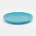 Bild in Galerie-Betrachter laden, Set-Bestandteil Katzenteller blau aus Porzellan in Größe 20 cm – Ansicht von schräg oben (200)