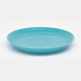 Bild in Galerie-Betrachter laden, Set-Bestandteil Katzenteller blau aus Porzellan in Größe 20 cm – Ansicht von schräg oben (200)