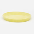 Bild in Galerie-Betrachter laden, Set-Bestandteil Katzenteller gelb aus Porzellan in Größe 22 cm – Ansicht von schräg oben (220)