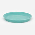 Bild in Galerie-Betrachter laden, Set-Bestandteil Katzenteller türkis aus Porzellan in Größe 22 cm – Ansicht von schräg oben (220)