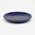 Bild in Galerie-Betrachter laden, Set-Bestandteil: dunkelblauer Katzenteller aus Porzellan in Größe 20 cm – Ansicht von schräg oben (200)