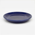 Bild in Galerie-Betrachter laden, Set-Bestandteil: dunkelblauer Katzenteller aus Porzellan in Größe 20 cm – Ansicht von schräg oben (200)