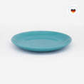 Bild in Galerie-Betrachter laden, Blauer Katzenteller aus Porzellan in Größe 18 cm – Ansicht von schräg oben (Mountain Lake)