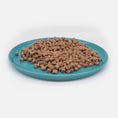 Bild in Galerie-Betrachter laden, Blauer Katzenteller aus Porzellan in Größe 42 cm gefüllt mit einem Berg Nassfutter – Ansicht von schräg oben (Mountain Lake)