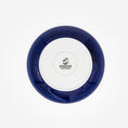 Bild in Galerie-Betrachter laden, Rückseite dunkelblauer Katzenteller aus Porzellan in Größe 18 cm mit Füßen und Bodenmarke – Ansicht von oben (Moonlit Atlantic)