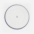 Bild in Galerie-Betrachter laden, Rückseite dunkelblauer Katzenteller aus Porzellan in Größe 42 cm mit Füßen und Bodenmarke – Ansicht von oben (Moonlit Atlantic)