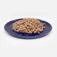 Bild in Galerie-Betrachter laden, Dunkelblauer Katzenteller aus Porzellan in Größe 42 cm gefüllt mit einem Berg Nassfutter – Ansicht von schräg oben (Moonlit Atlantic)