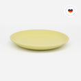 Bild in Galerie-Betrachter laden, Gelber Katzenteller aus Porzellan in Größe 18 cm – Ansicht von schräg oben (Faded Linden Yellow)