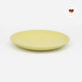 Bild in Galerie-Betrachter laden, Gelber Katzenteller aus Porzellan in Größe 18 cm – Ansicht von schräg oben (Faded Linden Yellow)