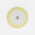 Bild in Galerie-Betrachter laden, Rückseite gelber Katzenteller aus Porzellan in Größe 18 cm mit Füßen und Bodenmarke – Ansicht von oben (Faded Linden Yellow)