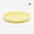 Bild in Galerie-Betrachter laden, Gelber Katzenteller aus Porzellan in Größe 20 cm – Ansicht von schräg oben (Faded Linden Yellow)