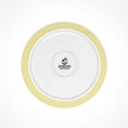Bild in Galerie-Betrachter laden, Rückseite gelber Katzenteller aus Porzellan in Größe 20 cm mit Füßen und Bodenmarke – Ansicht von oben (Faded Linden Yellow)