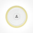 Bild in Galerie-Betrachter laden, Rückseite gelber Katzenteller aus Porzellan in Größe 20 cm mit Füßen und Bodenmarke – Ansicht von oben (Faded Linden Yellow)