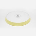Load image into Gallery viewer, Rückseite gelber Katzenteller aus Porzellan in Größe 22 cm mit Füßen – Ansicht von schräg oben (Faded Linden Yellow)