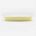 Load image into Gallery viewer, Seitenansicht gelber Katzenteller aus Porzellan in Größe 22 cm (Faded Linden Yellow)