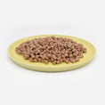 Bild in Galerie-Betrachter laden, Gelber Katzenteller aus Porzellan in Größe 42 cm gefüllt mit einem Berg Nassfutter – Ansicht von schräg oben (Faded Linden Yellow)