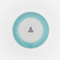 Bild in Galerie-Betrachter laden, Rückseite hellblauer Katzenteller aus Porzellan in Größe 18 cm mit Füßen und Bodenmarke – Ansicht von oben