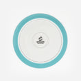 Bild in Galerie-Betrachter laden, Rückseite hellblauer Katzenteller aus Porzellan in Größe 20 cm mit Füßen und Bodenmarke – Ansicht von oben