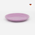 Bild in Galerie-Betrachter laden, Katzenteller pink aus Porzellan in Größe 18 cm – Ansicht von schräg oben (Berry Shake)