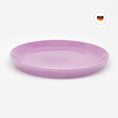 Load image into Gallery viewer, Katzenteller pink aus Porzellan in Größe 22 cm – Ansicht von schräg oben (Berry Shake)