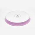 Load image into Gallery viewer, Rückseite Katzenteller pink aus Porzellan in Größe 22 cm mit Füßen – Ansicht von schräg oben (Berry Shake)