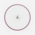 Load image into Gallery viewer, Rückseite Katzenteller pink aus Porzellan in Größe 22 cm mit Füßen und Bodenmarke – Ansicht von oben (Berry Shake)