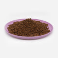 Bild in Galerie-Betrachter laden, Katzenteller pink aus Porzellan in Größe 42 cm gefüllt mit einem Berg Trockenfutter – Ansicht von schräg oben (Berry Shake)