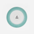 Bild in Galerie-Betrachter laden, Rückseite Katzenteller türkis aus Porzellan in Größe 18 cm mit Füßen und Bodenmarke – Ansicht von oben (Jungle Dawn)