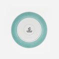 Bild in Galerie-Betrachter laden, Rückseite Katzenteller türkis aus Porzellan in Größe 18 cm mit Füßen und Bodenmarke – Ansicht von oben (Jungle Dawn)