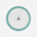 Bild in Galerie-Betrachter laden, Rückseite Katzenteller türkis aus Porzellan in Größe 20 cm mit Füßen und Bodenmarke – Ansicht von oben (Jungle Dawn)