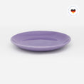Bild in Galerie-Betrachter laden, Katzenteller violett aus Porzellan in Größe 18 cm – Ansicht von schräg oben (Easter Egg)