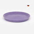 Load image into Gallery viewer, Katzenteller violett aus Porzellan in Größe 22 cm – Ansicht von schräg oben (Easter Egg)
