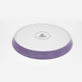 Load image into Gallery viewer, Rückseite Katzenteller violett aus Porzellan in Größe 22 cm mit Füßen – Ansicht von schräg oben (Easter Egg)