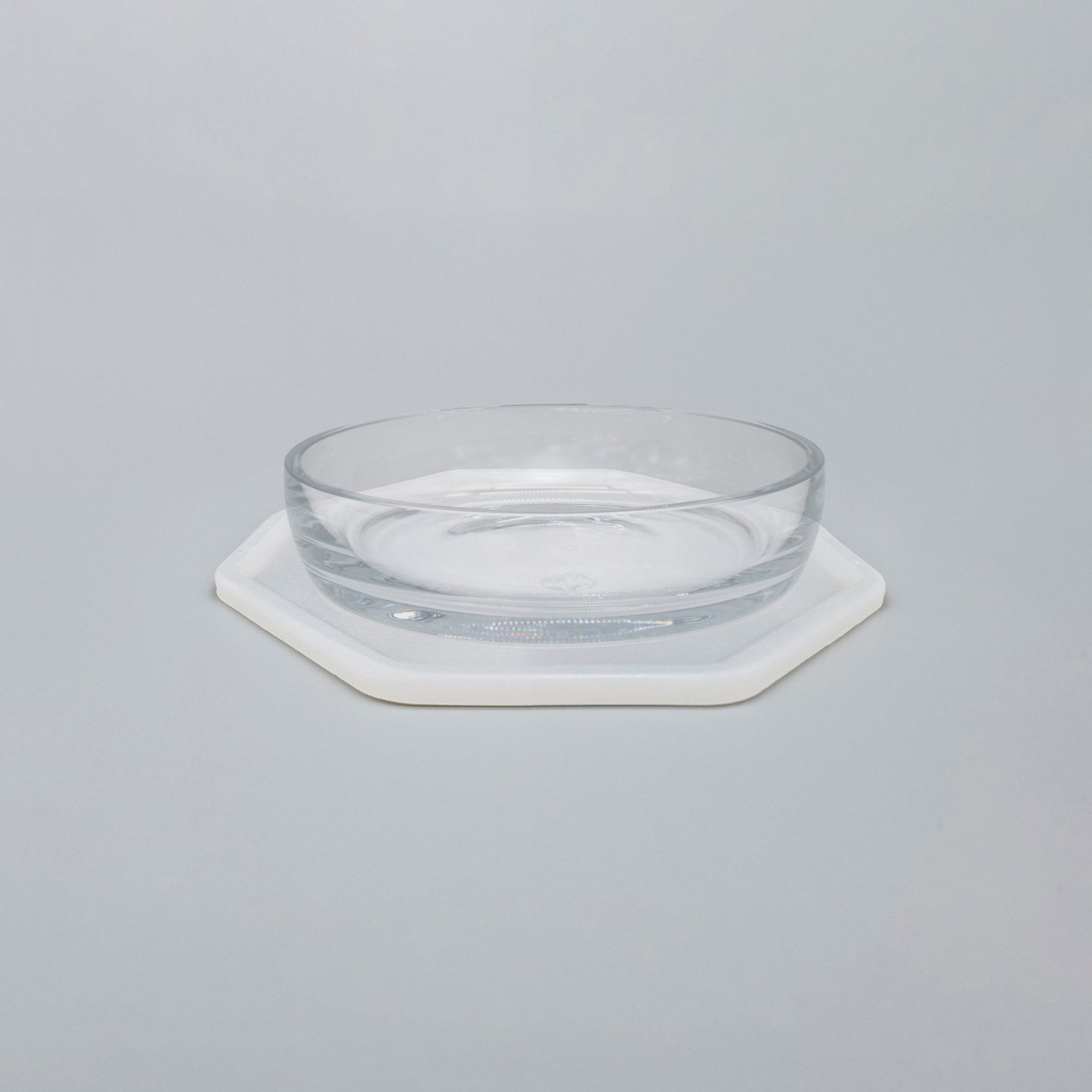 Silikonunterlage für Katzengeschirr mit Trinkschale für Katzen, Länge 24,5 cm und Breite 24,5 cm – Ansicht von schräg oben