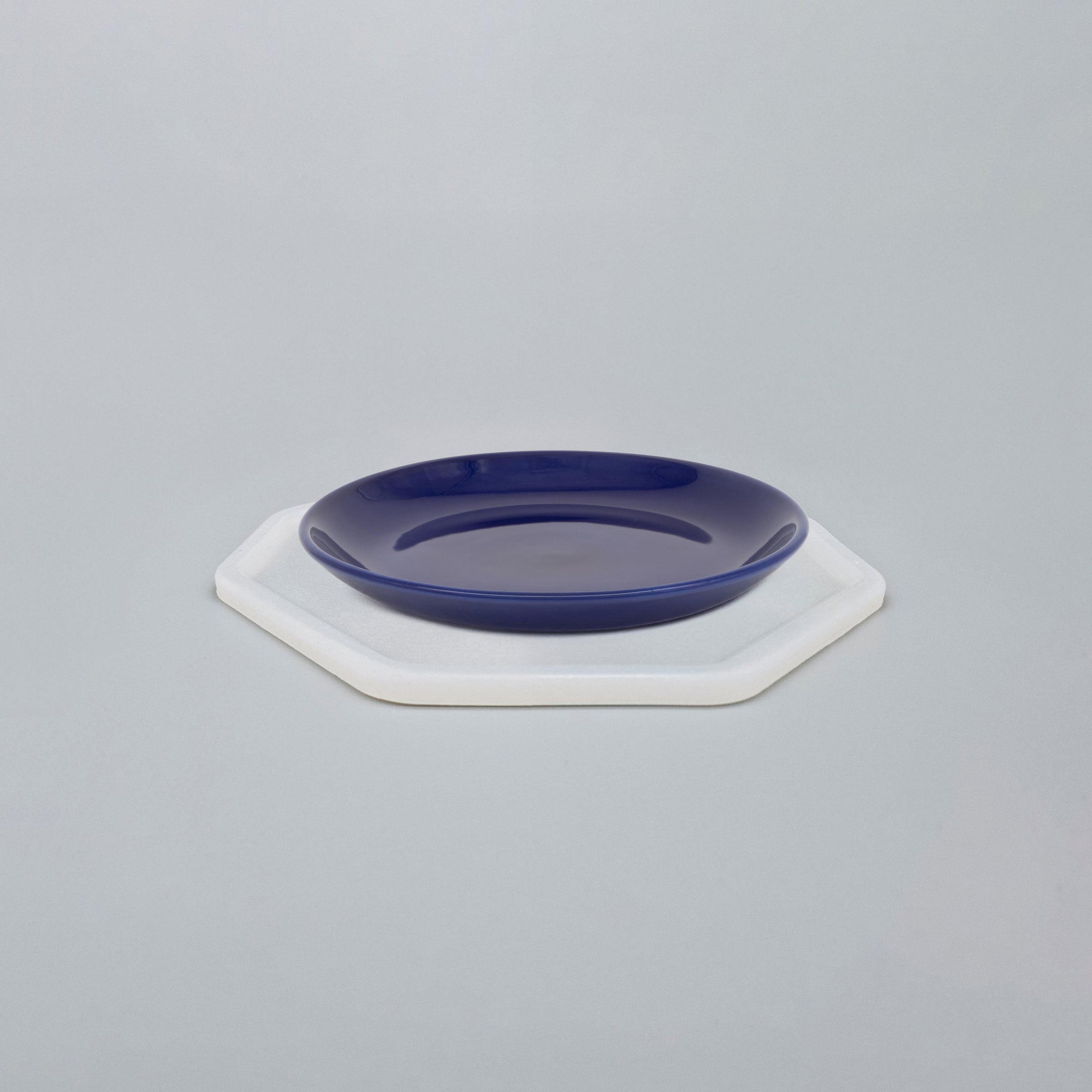 Silikonunterlage für Katzengeschirr mit dunkelblauem Katzenteller, Länge 24,5 cm und Breite 24,5 cm – Ansicht von schräg oben