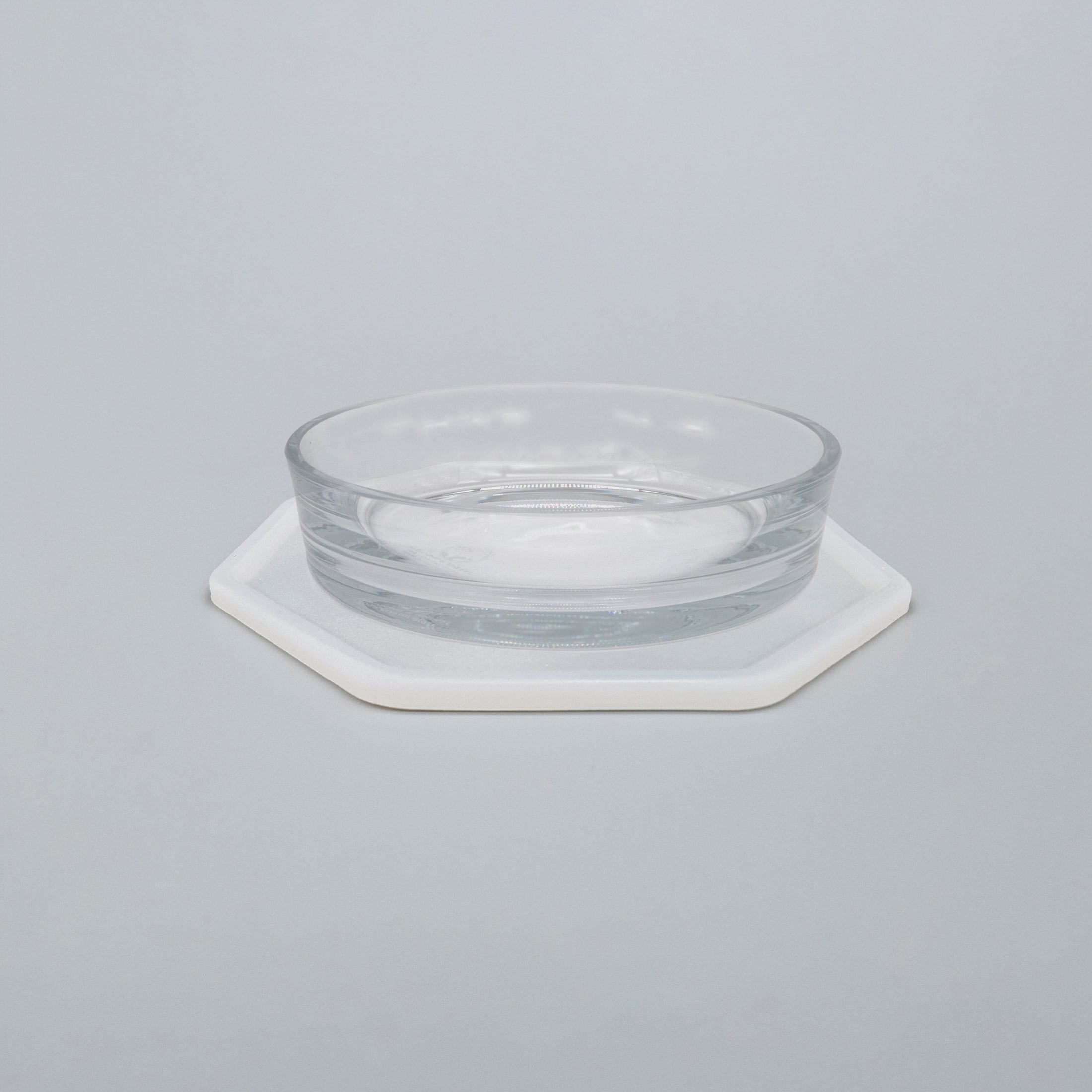 Silikonunterlage für Katzengeschirr mit Trinkschale für Katzen, Länge 27,5 cm und Breite 27,5 cm – Ansicht von schräg oben