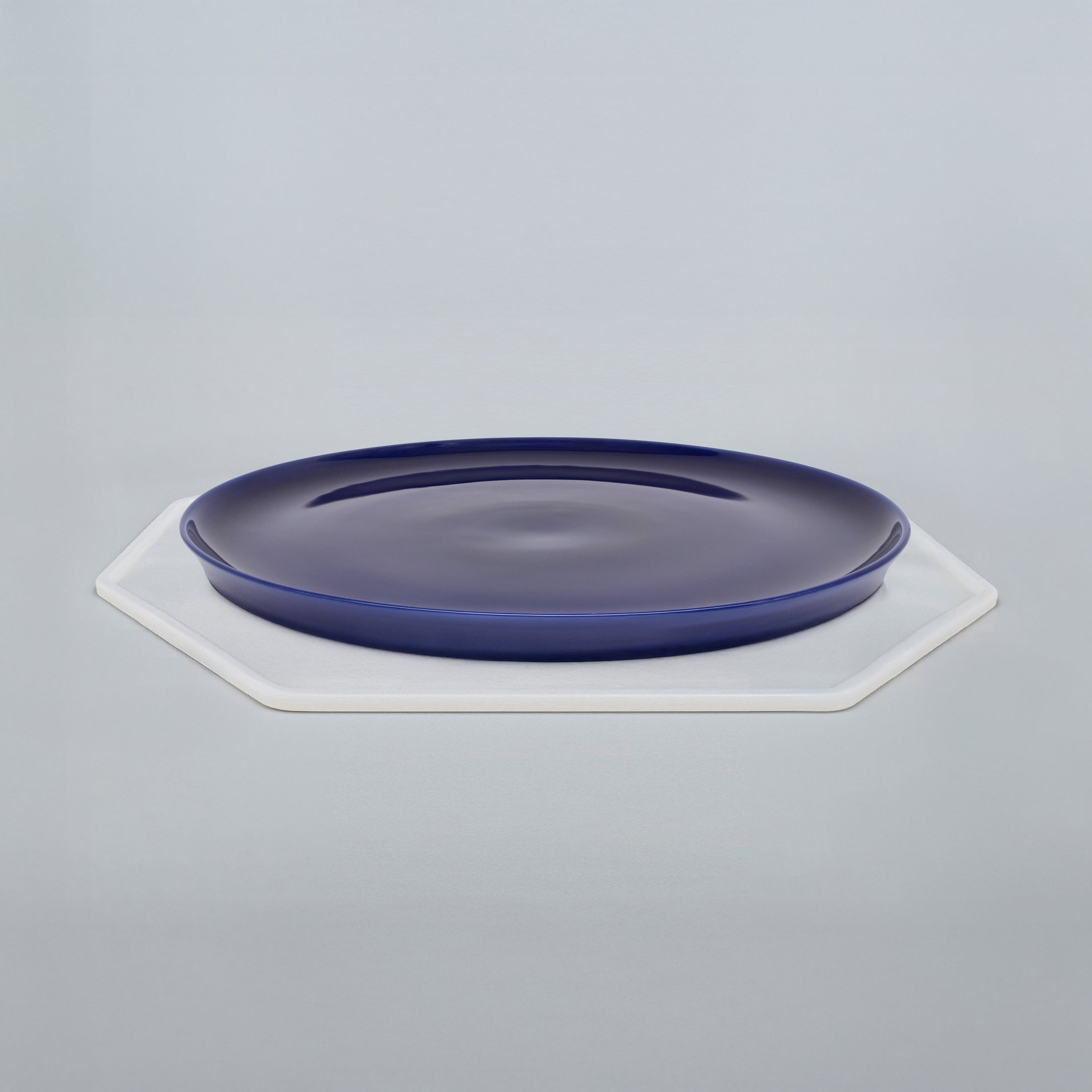 Silikonunterlage für Katzengeschirr mit dunkelblauem Katzenteller, Länge 52,5 cm und Breite 52,5 cm – Ansicht von schräg oben