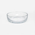 Bild in Galerie-Betrachter laden, Set-Bestandteil Trinkschale für Katzen aus farblosem Kristallglas in Größe 18 cm – Ansicht von schräg oben (180)
