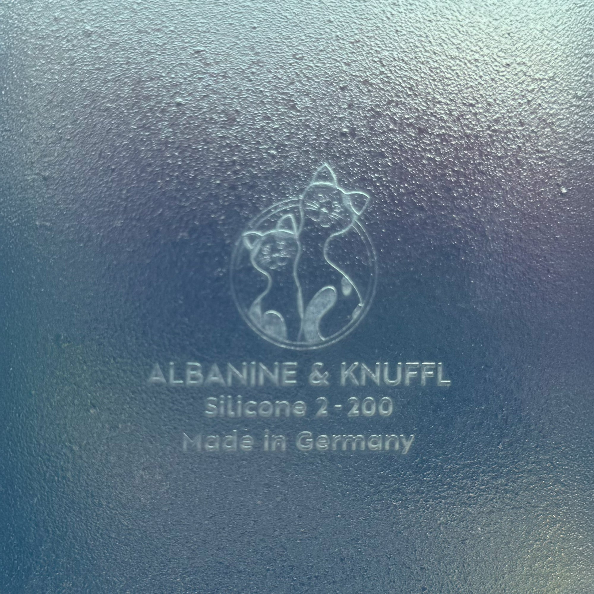 Nahaufnahme Bodenmarke auf Rückseite Set-Bestandteil Silikonunterlage für Katzengeschirr in Größe 20 cm (200)