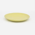 Bild in Galerie-Betrachter laden, Set-Bestandteil Katzenteller gelb aus Porzellan in Größe 18 cm – Ansicht von schräg oben (180)
