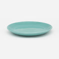 Bild in Galerie-Betrachter laden, Set-Bestandteil Katzenteller türkis aus Porzellan in Größe 18 cm – Ansicht von schräg oben (180)
