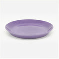 Bild in Galerie-Betrachter laden, Set-Bestandteil Katzenteller violett aus Porzellan in Größe 20 cm – Ansicht von schräg oben (200)
