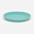 Bild in Galerie-Betrachter laden, Set-Bestandteil Katzenteller türkis aus Porzellan in Größe 22 cm – Ansicht von schräg oben (220)

