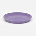 Bild in Galerie-Betrachter laden, Set-Bestandteil Katzenteller violett aus Porzellan in Größe 22 cm – Ansicht von schräg oben (220)
