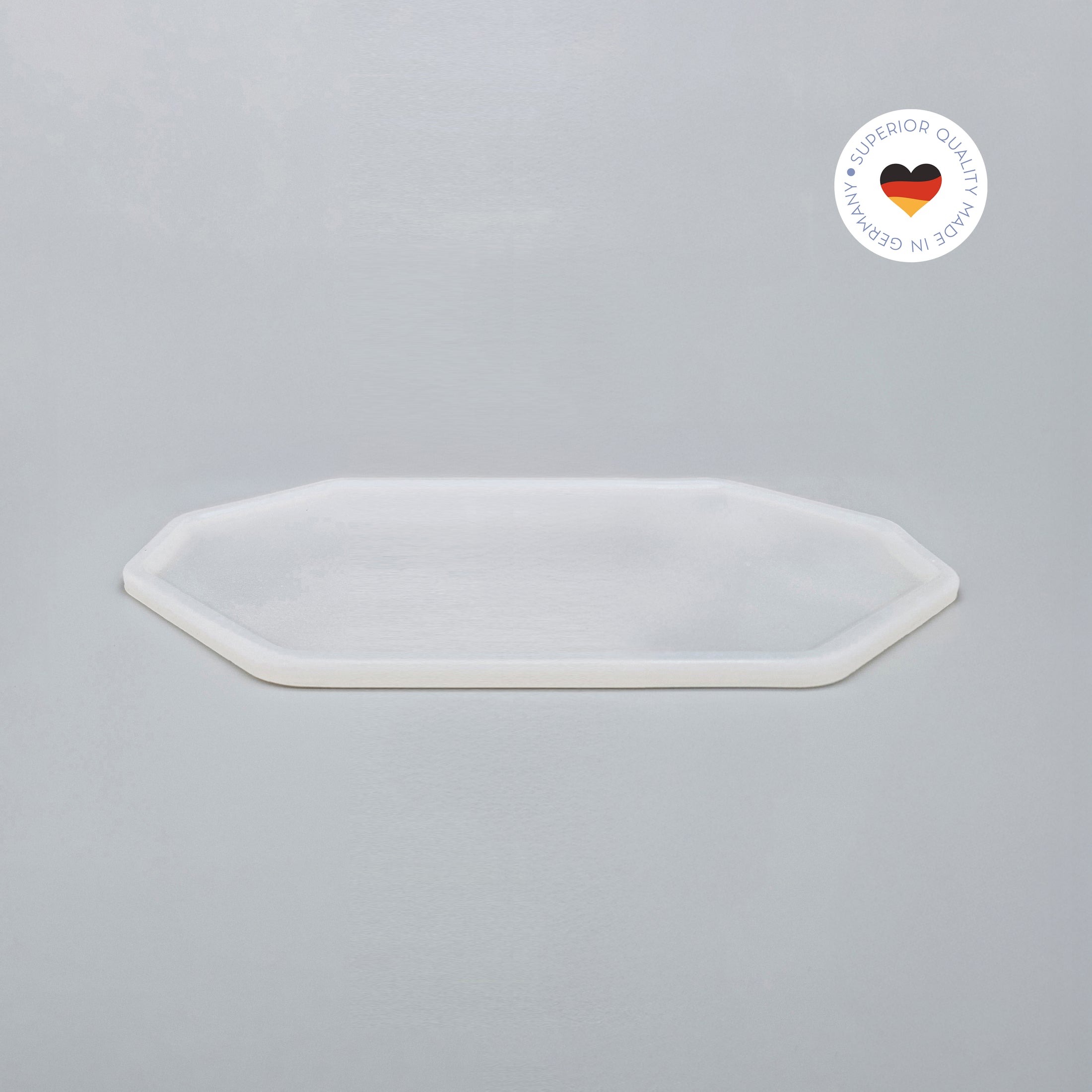 8-eckige farblose Silikonunterlage für Katzengeschirr, Länge 45 cm und Breite 24,5 cm – Ansicht von schräg oben