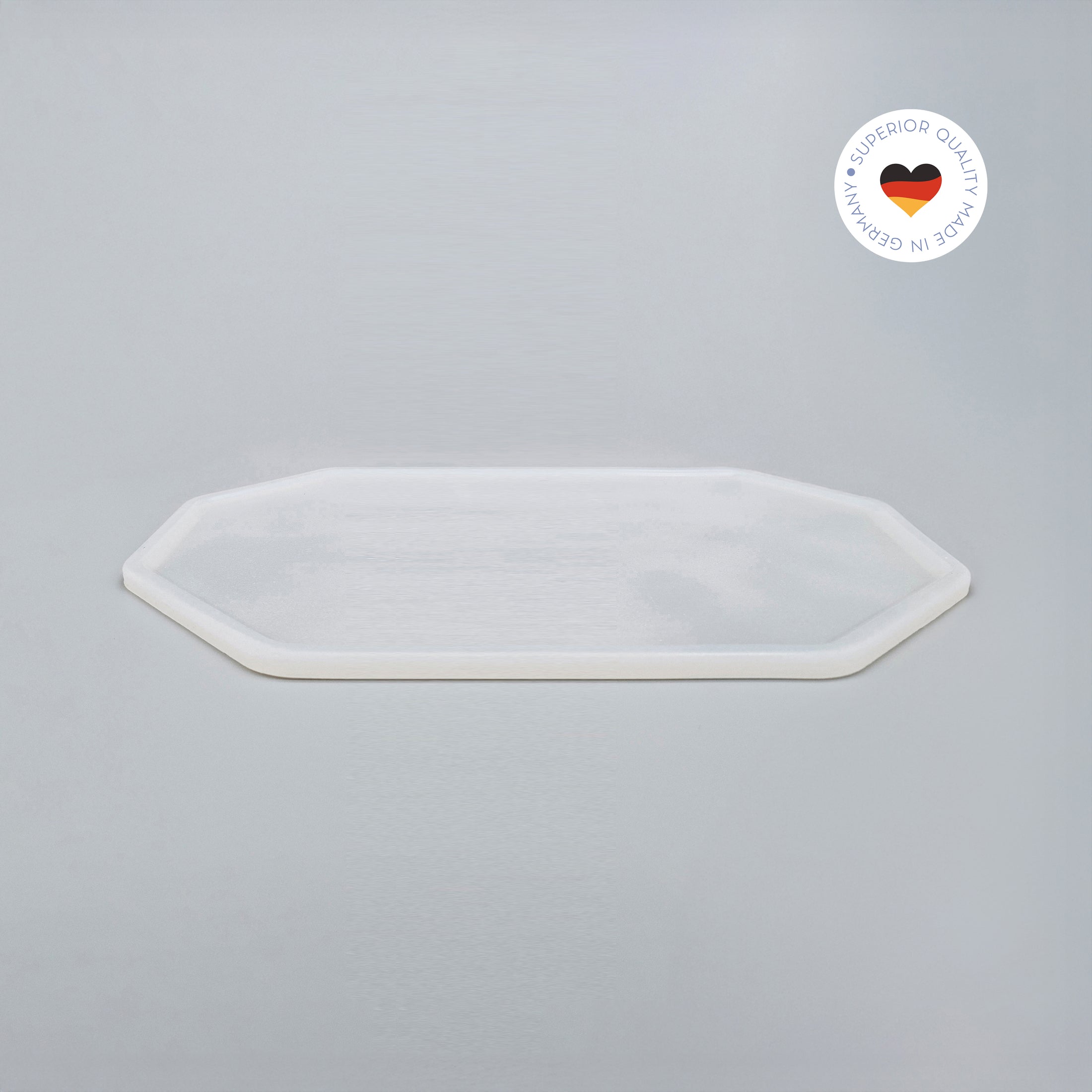 8-eckige farblose Silikonunterlage für Katzengeschirr, Länge 50,5 cm und Breite 27,5 cm – Ansicht von schräg oben