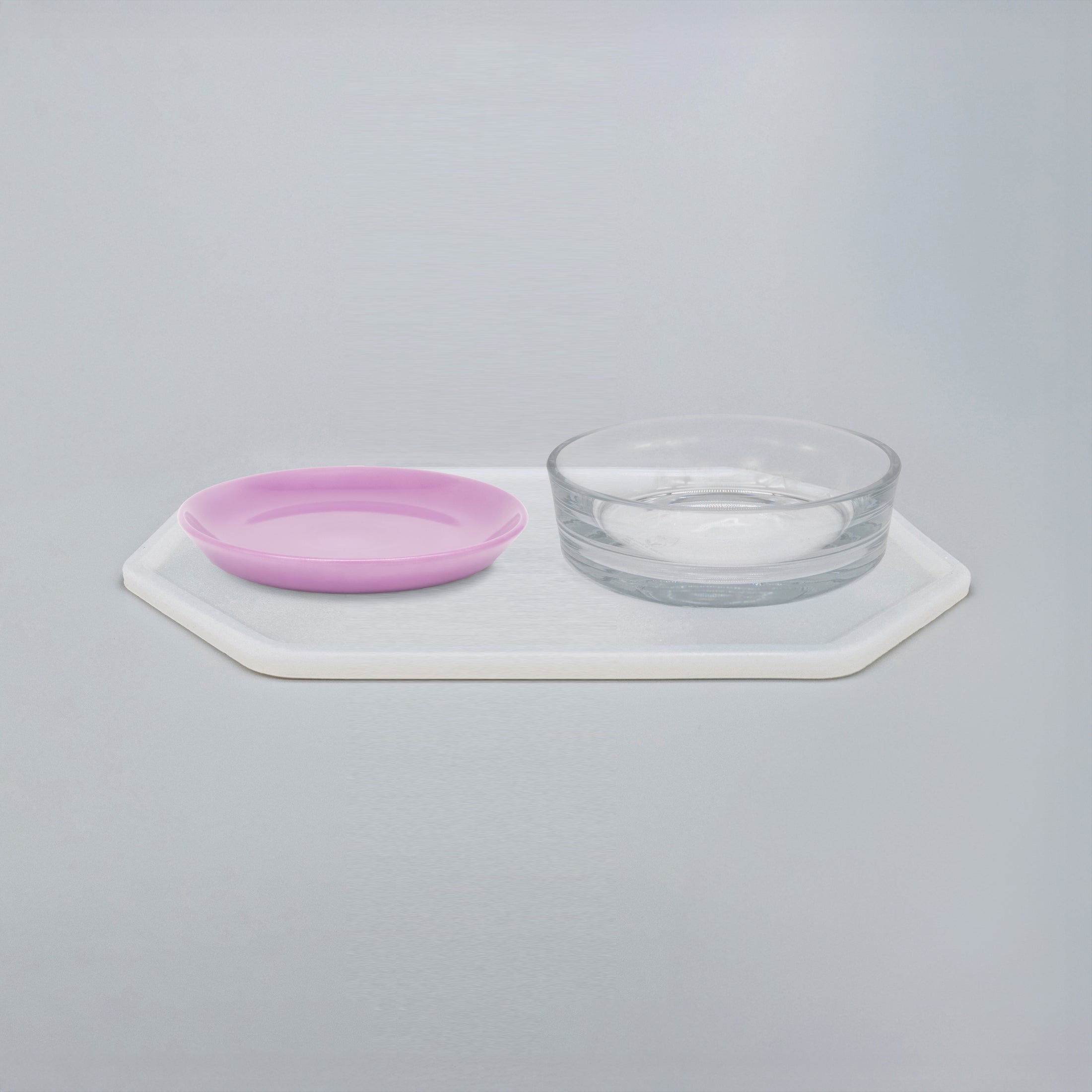 Silikonunterlage mit Katzenteller und Trinkschale für Katzen, Länge 50,5 cm und Breite 27,5 cm – Ansicht von schräg oben