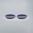 Bild in Galerie-Betrachter laden, 8-eckige Silikonunterlage mit 2 dunkelblauen Katzentellern, Länge 50,5 cm und Breite 27,5 cm – Ansicht von schräg oben
